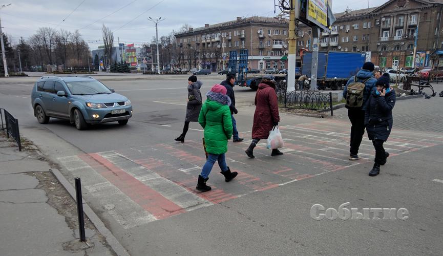 В Каменском нанесенная на дороги разметка не продержалась и полгода