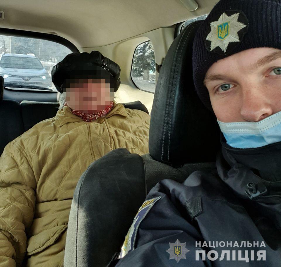 В Каменском полицейские вернули домой пенсионерок, которые потерялись в городе