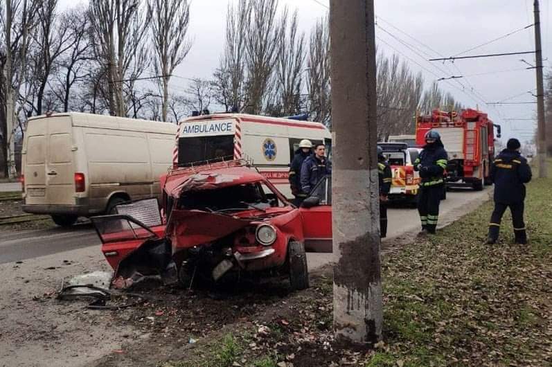 В Днепропетровской области авто врезалось в электроопору: есть пострадавшие