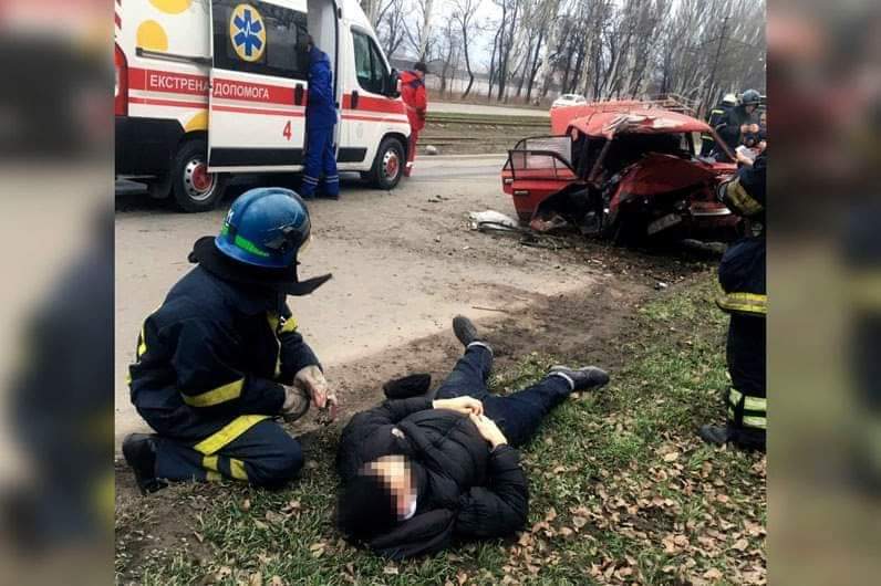 В Днепропетровской области авто врезалось в электроопору: есть пострадавшие