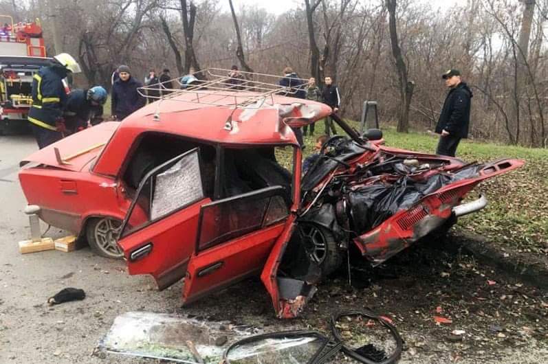 В Днепропетровской области авто врезалось в электроопору: есть пострадавшие