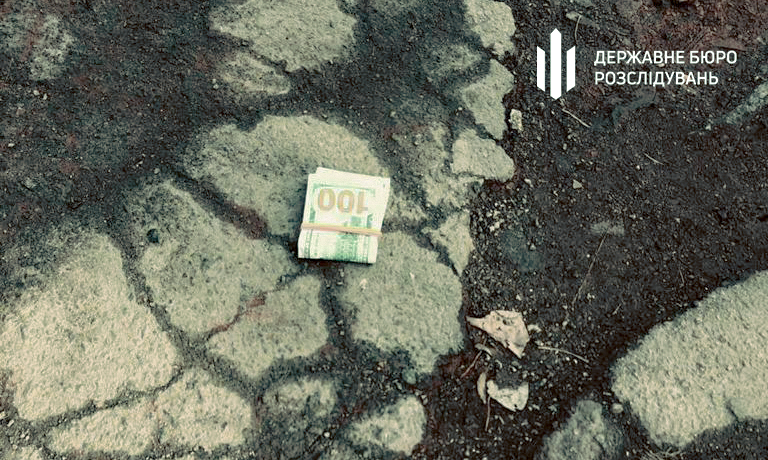 В Днепропетровской области полицейского задержали на долларовой взятке