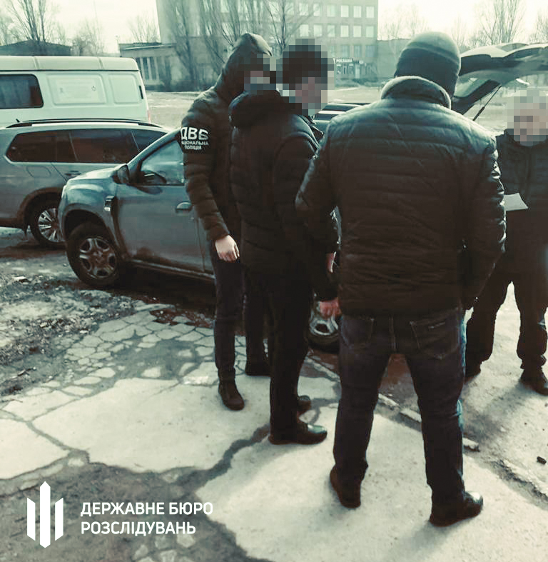 В Днепропетровской области полицейского задержали на долларовой взятке
