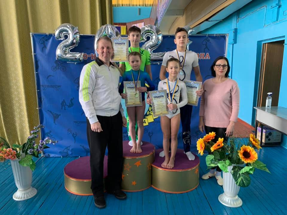 В Каменском провели городской чемпионат по спортивной акробатике