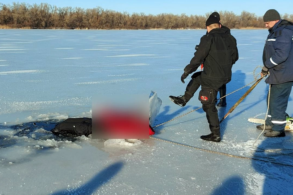 В Днепре обнаружили примерзший ко льду труп мужчины