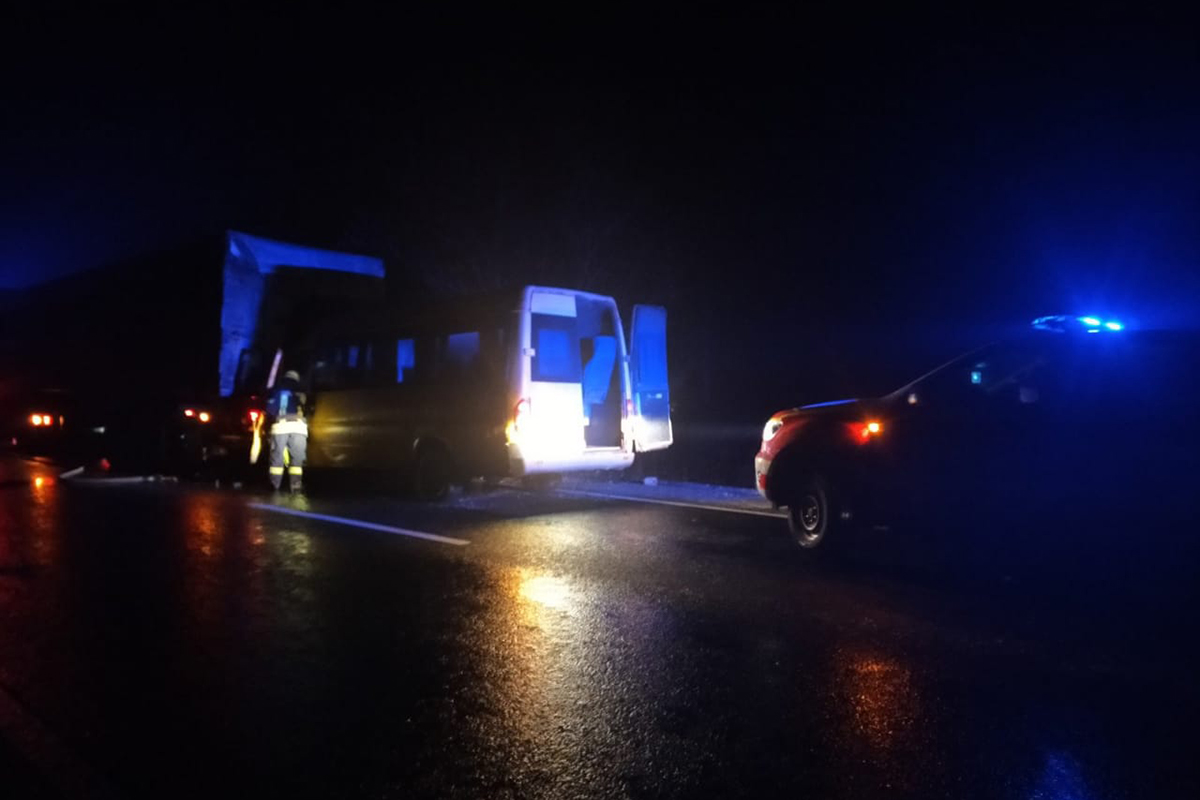 На Днепропетровщине микроавтобус врезался в грузовик