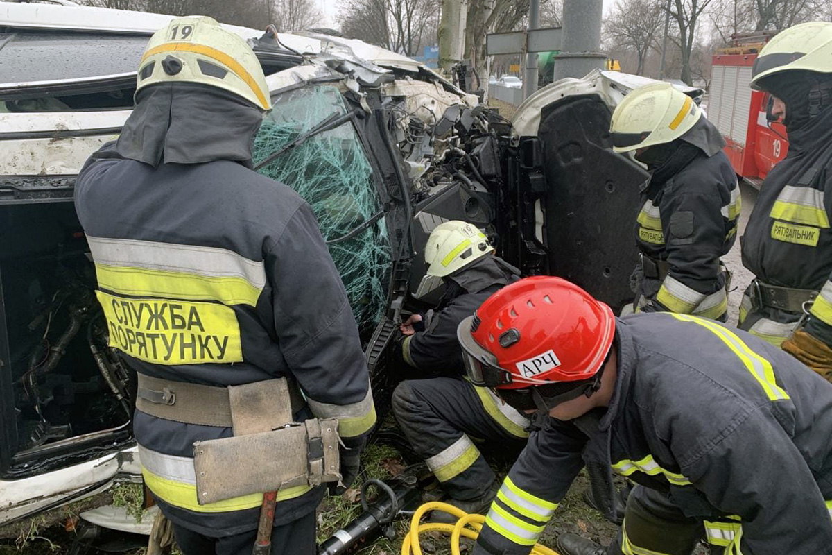 В Днепре на Запорожском шоссе перевернулся автомобиль
