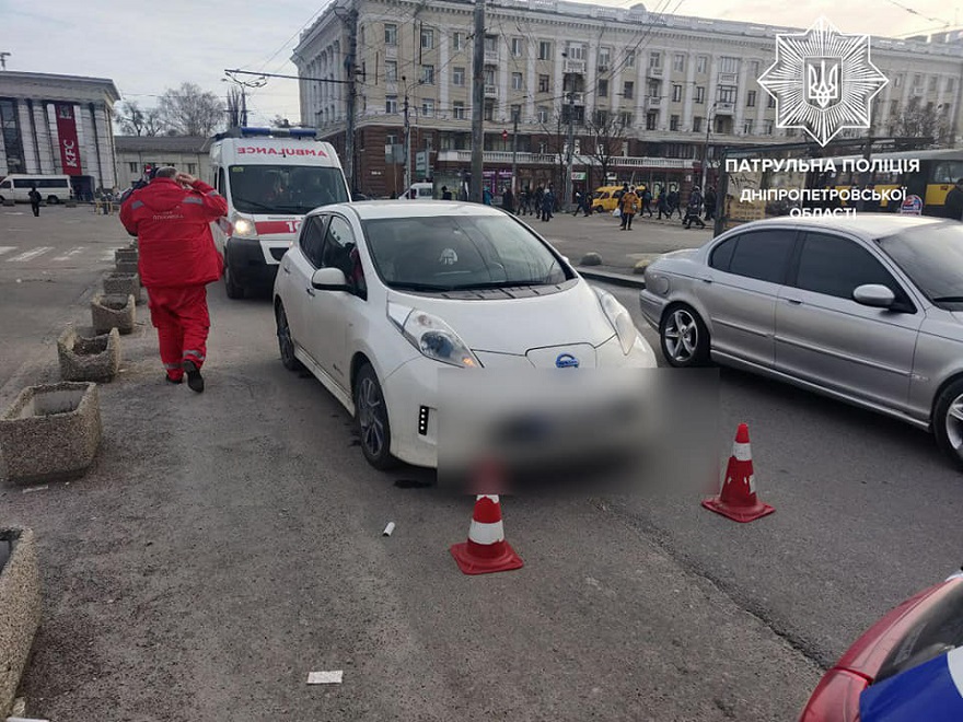 В Днепре водитель придавил полицейскому руку стеклом и начал движение
