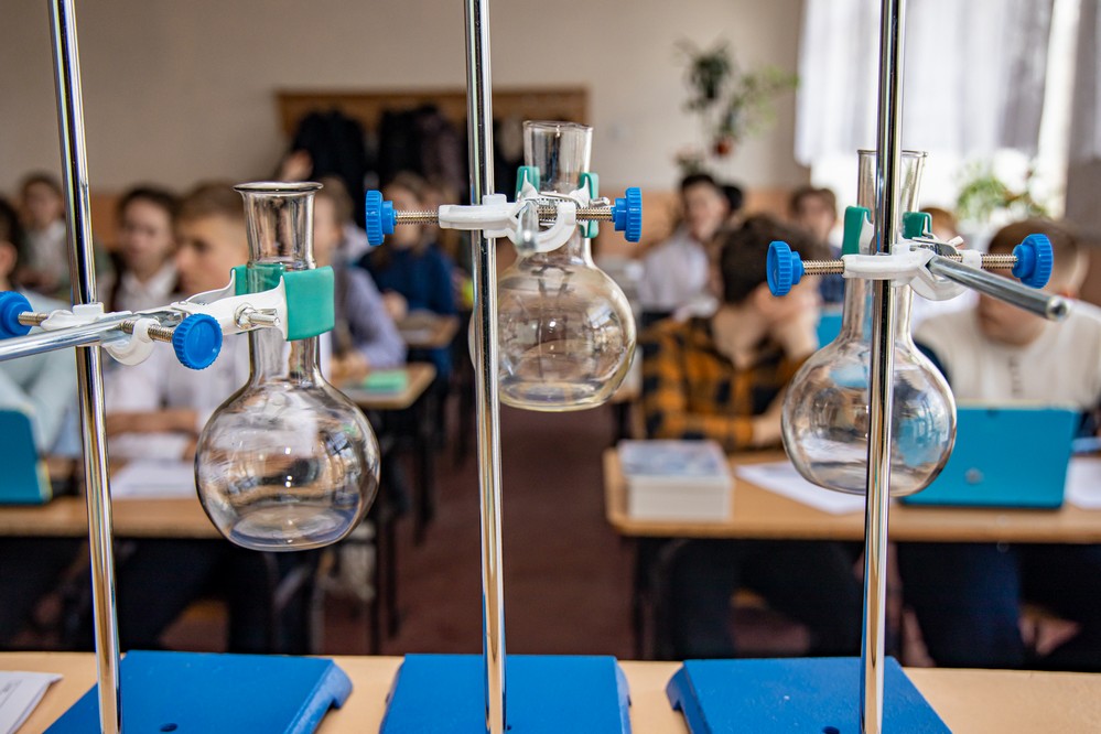 Школы Днепропетровщины получили оборудование для кабинетов и STEM-лабораторий