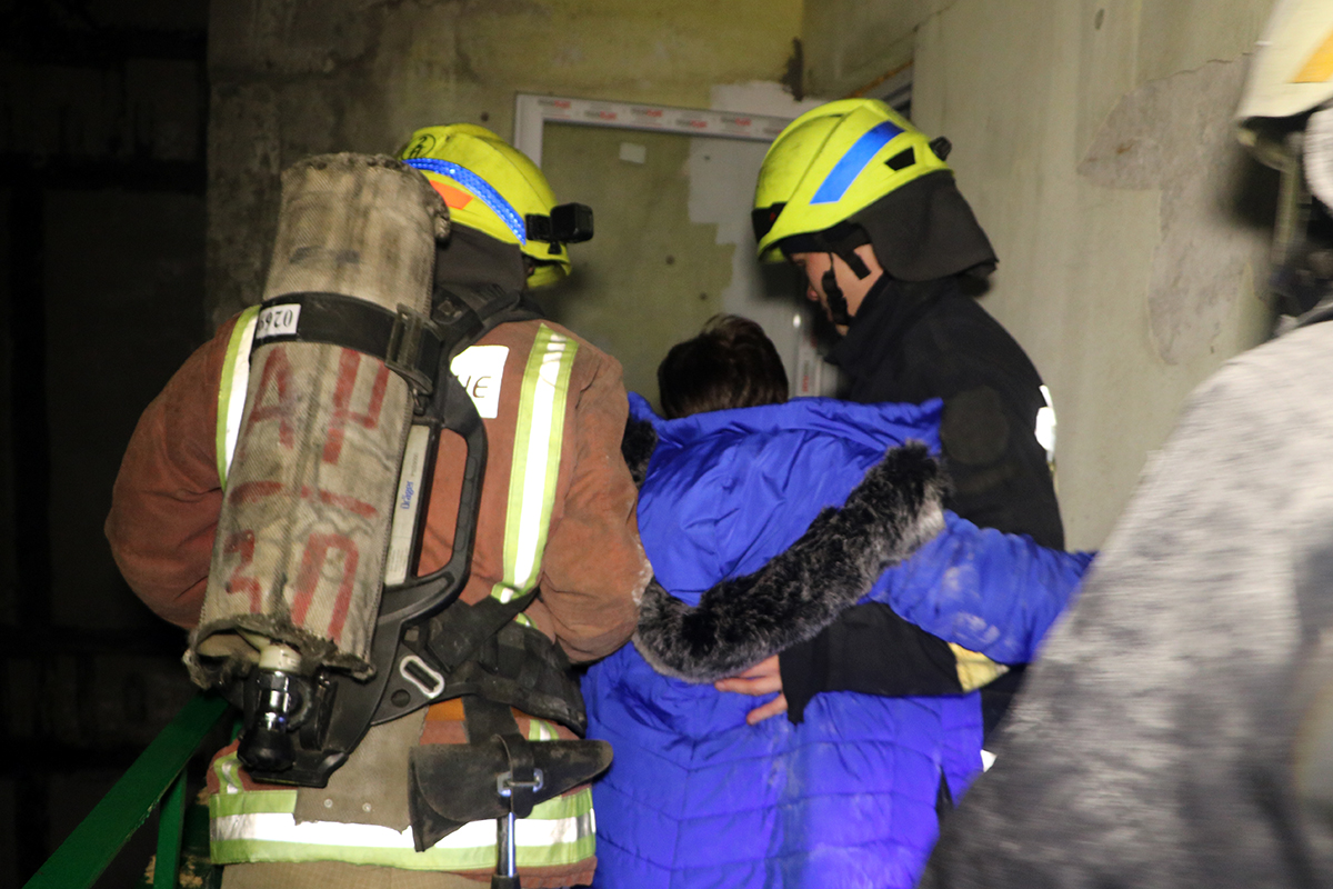 В Днепр из-за пожара на улицу вывели 30 жильцов многоэтажки