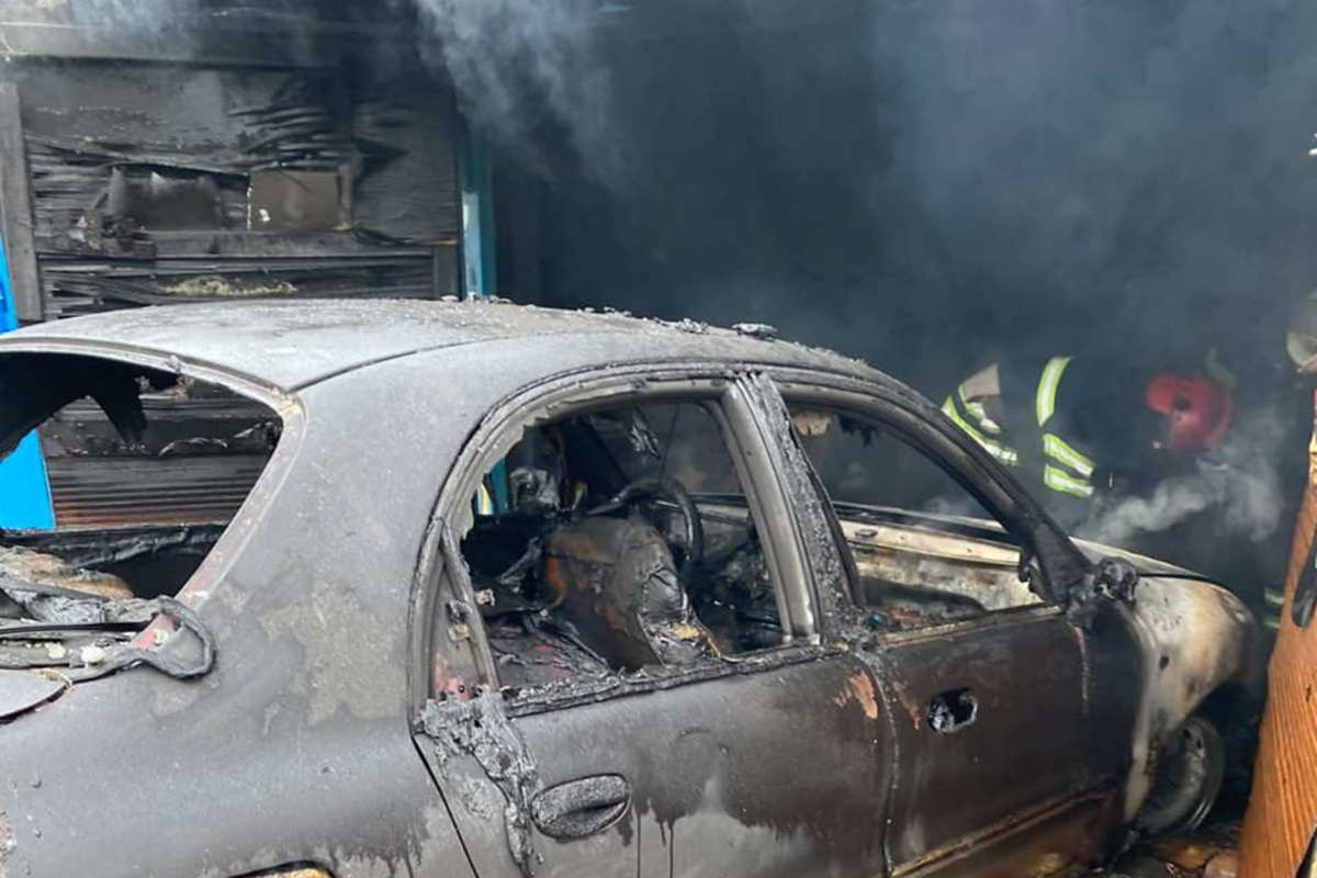 На Днепропетровщине горел гараж с авто: спасатели обнаружили труп