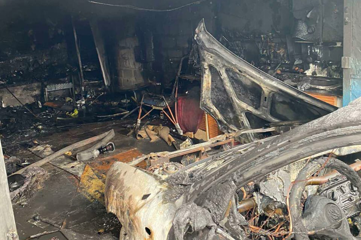 На Днепропетровщине горел гараж с авто: спасатели обнаружили труп
