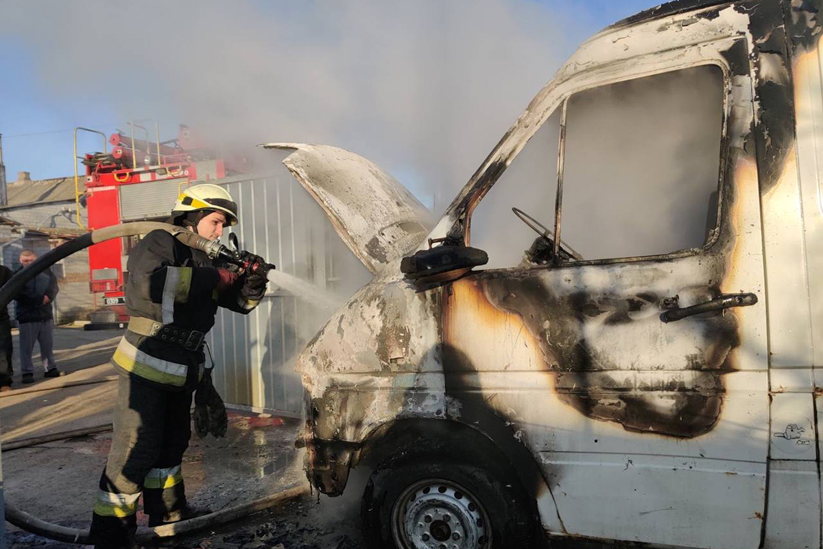 Под Днепром автомобиль слетел с трассы и перевернулся на крышу