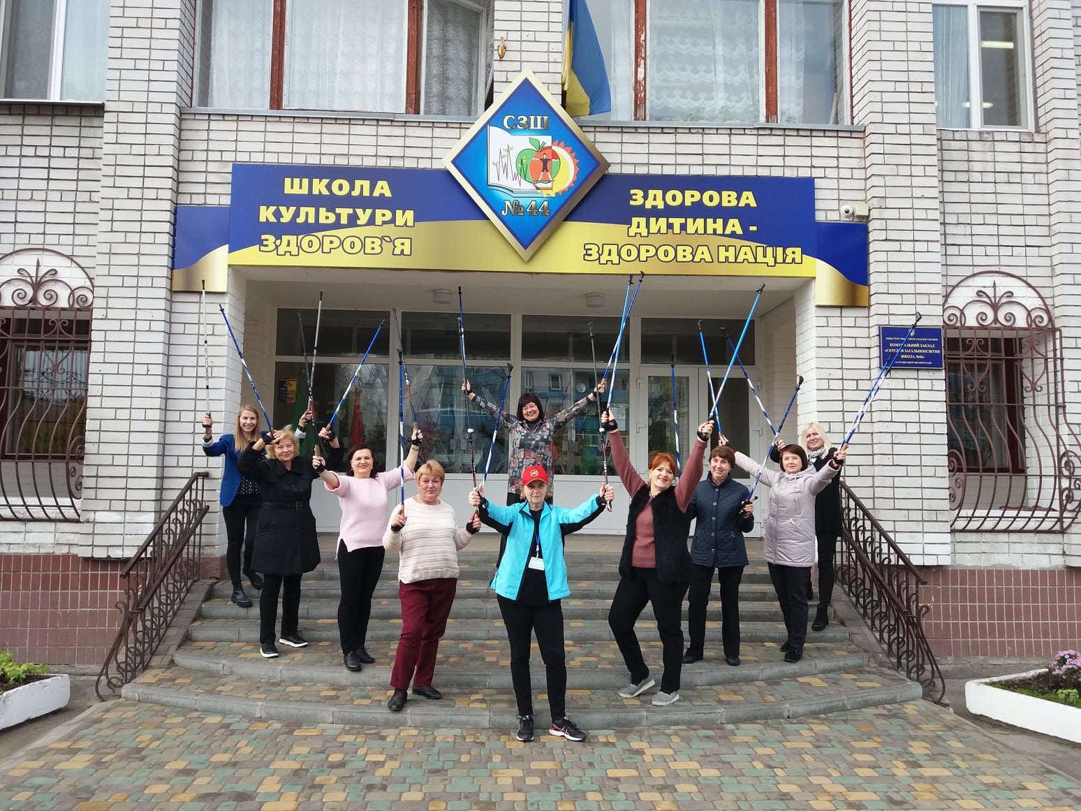 Скандинавская ходьба Занятие спортом – один из принципов здорового образа жизни. В последнее время на улицах города часто можно видеть людей, шагающих с палками в руках. Это новый вид спорта – скандинавская ходьба. Приносит ли он пользу здоровью? Как правильно подобрать экипировку? Об этом рассказала член украинской федерации скандинавской ходьбы, заместитель директора по учебно-воспитательной работе в школы №44 Светлана Болдырева. Врезка Скандинавская ходьба: чем она полезна и кому показана?  Отвечая на вопрос, что такое скандинавская ходьба, стоит отметить, что все люди передвигаются одинаково – на двух ногах. Просто здесь используется опора на палку при каждом шаге.  В отличие от обычной, скандинавская ходьба: задействует нижний (тазовый) и верхний (плечевой) пояса, что особенно важно при остеохондрозе; тренирует все органы и системы, улучшая общую гемодинамику и микроциркуляцию и увеличивая сердечный выброс; является отличной гимнастикой для суставов, т. к. задействует все суставы, в том числе позвоночника, таза и плеч; снижает нагрузку на позвоночник и суставы при повышенной массе тела; нормализует сон, укрепляет эмоционально-волевую сферу, помогает при стрессах; сжигает на 50% больше калорий, чем при обычной ходьбе;  способствует похудению с моделирующим эффектом и повышением жизненного тонуса; активизирует деятельность головного мозга и оживляет связи между «отдыхающими» при гиподинамии зонами мозга. Если вы приняли решение заниматься скандинавской ходьбой, перед началом занятий стоит проконсультироваться с лечащим врачом.    – Светлана Владимировна, расскажите, с чего начать занятия? – Сначала нужно определиться с целью, которой человек хочет достичь с помощью скандинавской ходьбы. Начинать заниматься необходимо с тренером или инструктором. Специалист подберет палки, расскажет, какая одежда и обувь подходит для занятий, распишет программу тренировок.  – Как выбрать палки для скандинавской ходьбы (тип, материал, длина)? – Без качественного инвентаря пользы не будет. Палки для скандинавской ходьбы могут быт