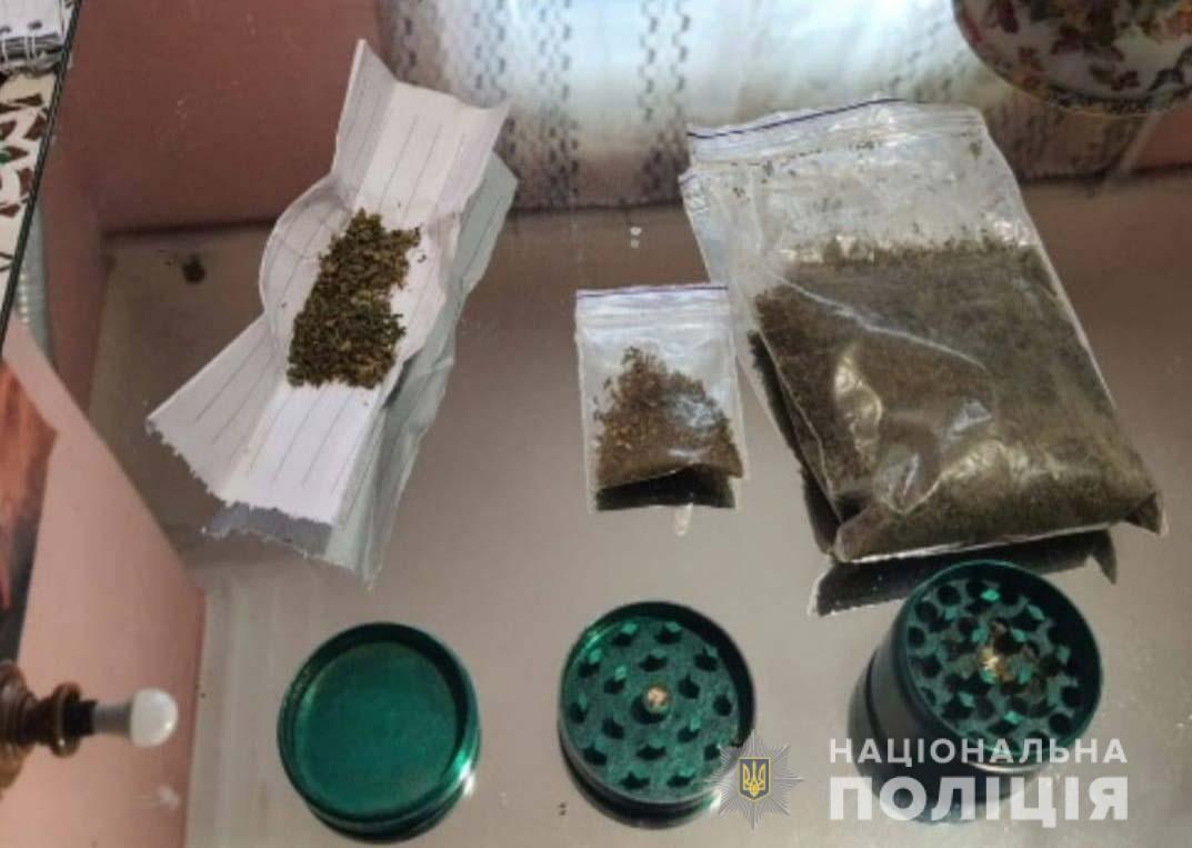 В Каменском у жителей города изъяли наркотики и оружие