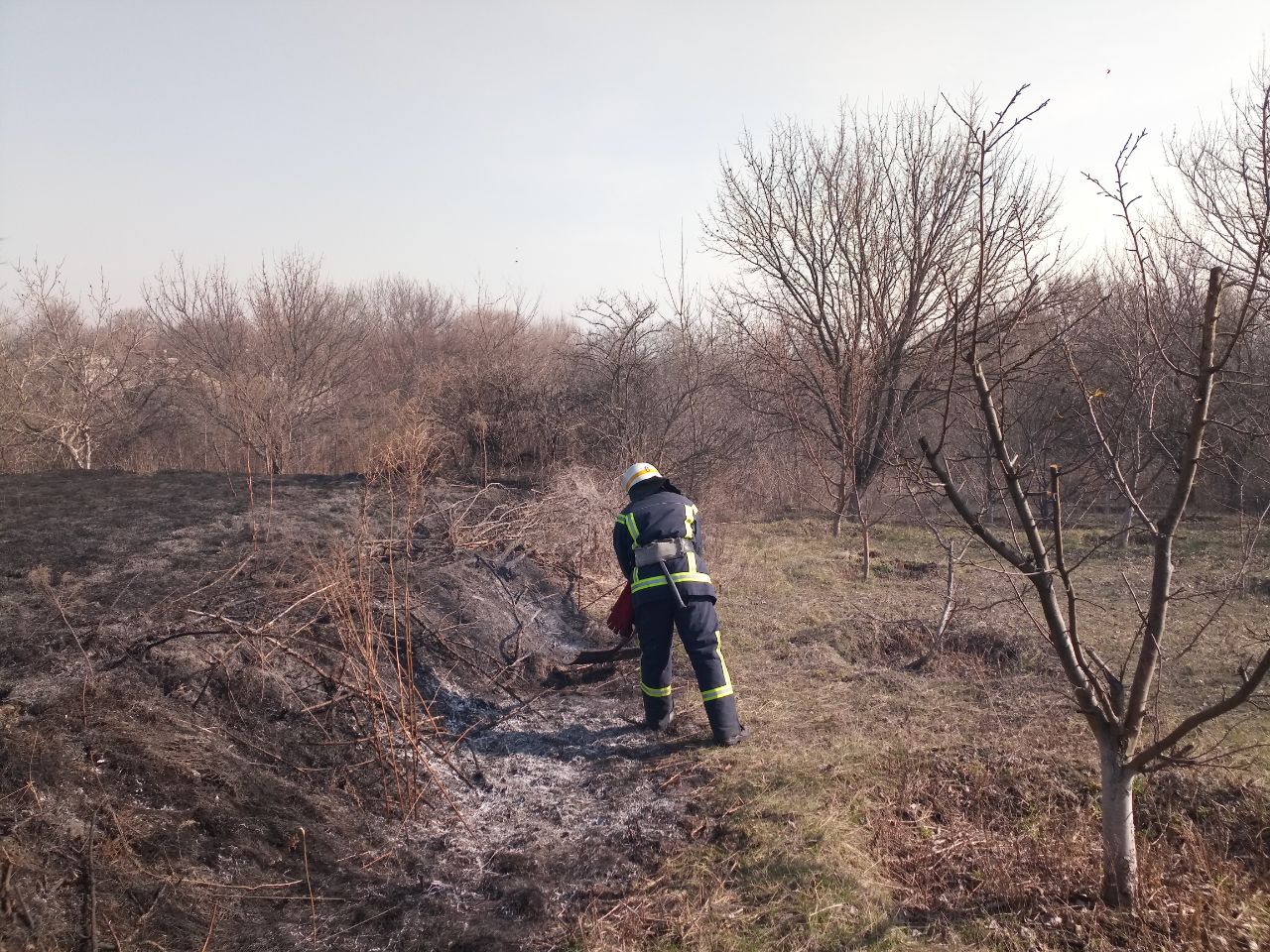 В Южном районе Каменского тушили пожар на открытой территории