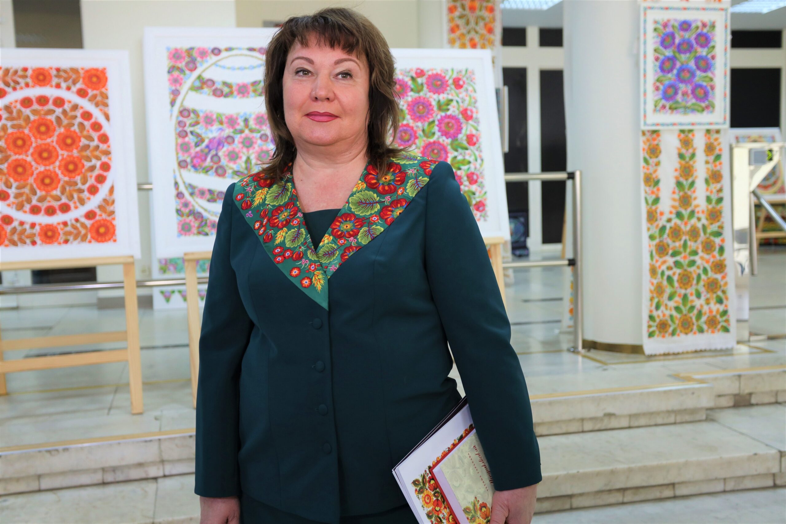 В ДнепрОГА открыли выставку петриковской росписи