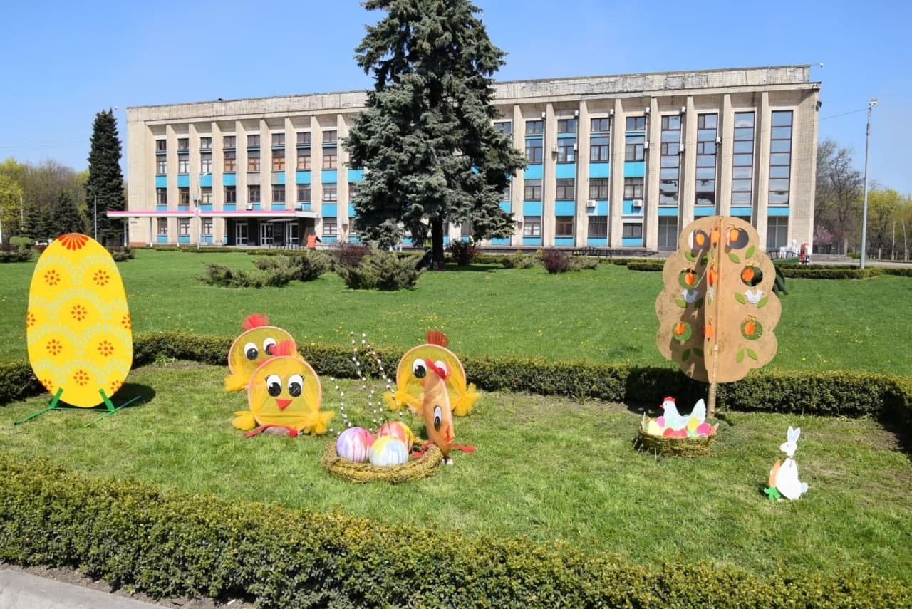 В центре Каменского появился Пасхальный городок