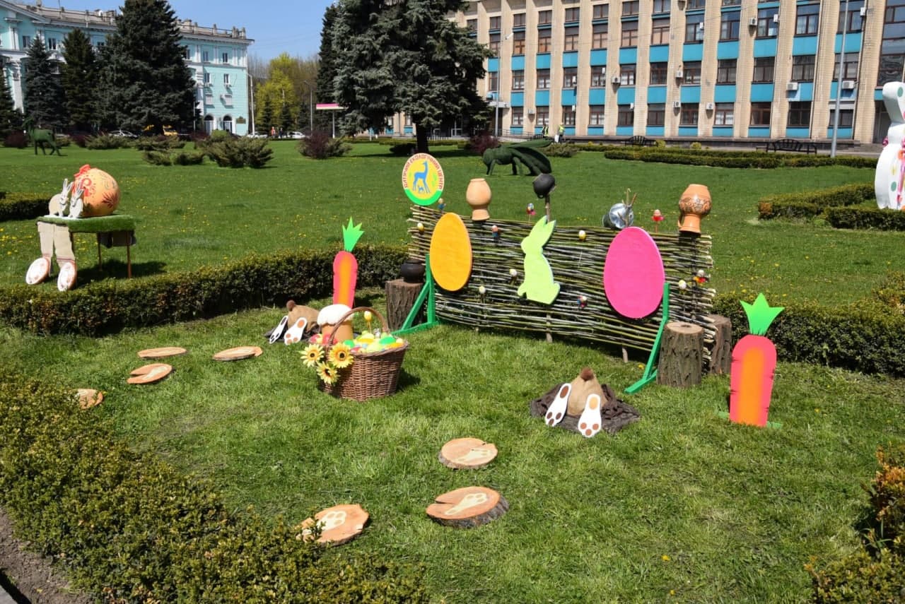В центре Каменского появился Пасхальный городок