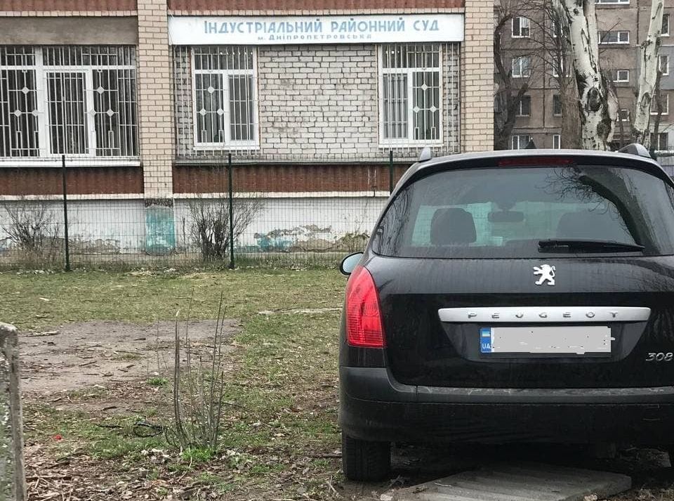 У Кам'янському передали чергове авто для військових