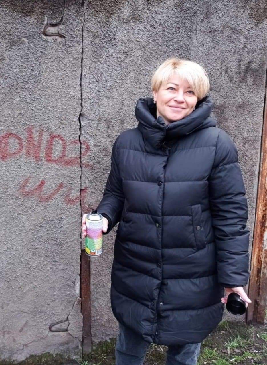 В Каменском закрашивали рекламу наркотиков