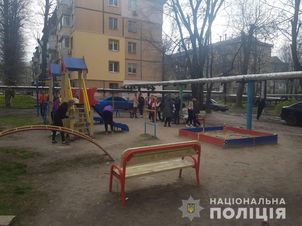 В Днепре подростки обрисовали детскую площадку