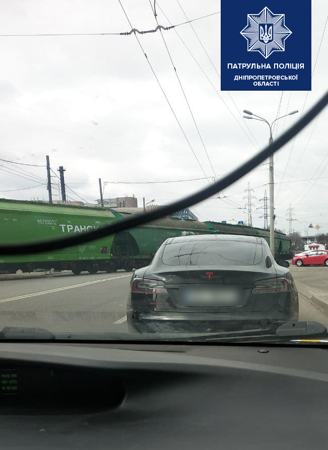 В Днепре нашли украденный в Норвегии автомобиль Tesla