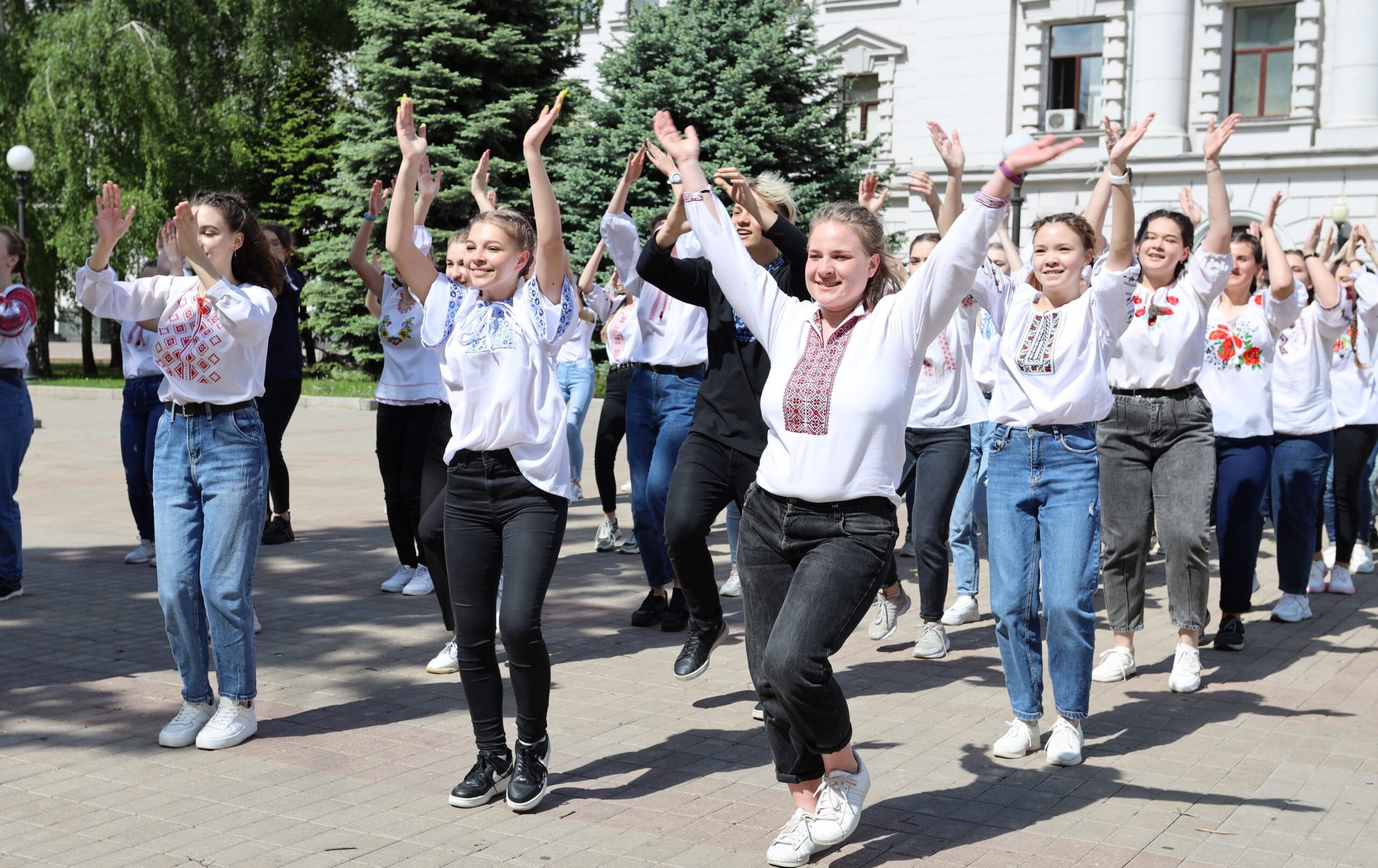 На Днепропетровщине День вышиванки начали с танцевального флешмоба