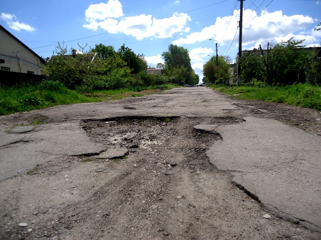 В Каменском на спуске возле МРЭО устроили бардак