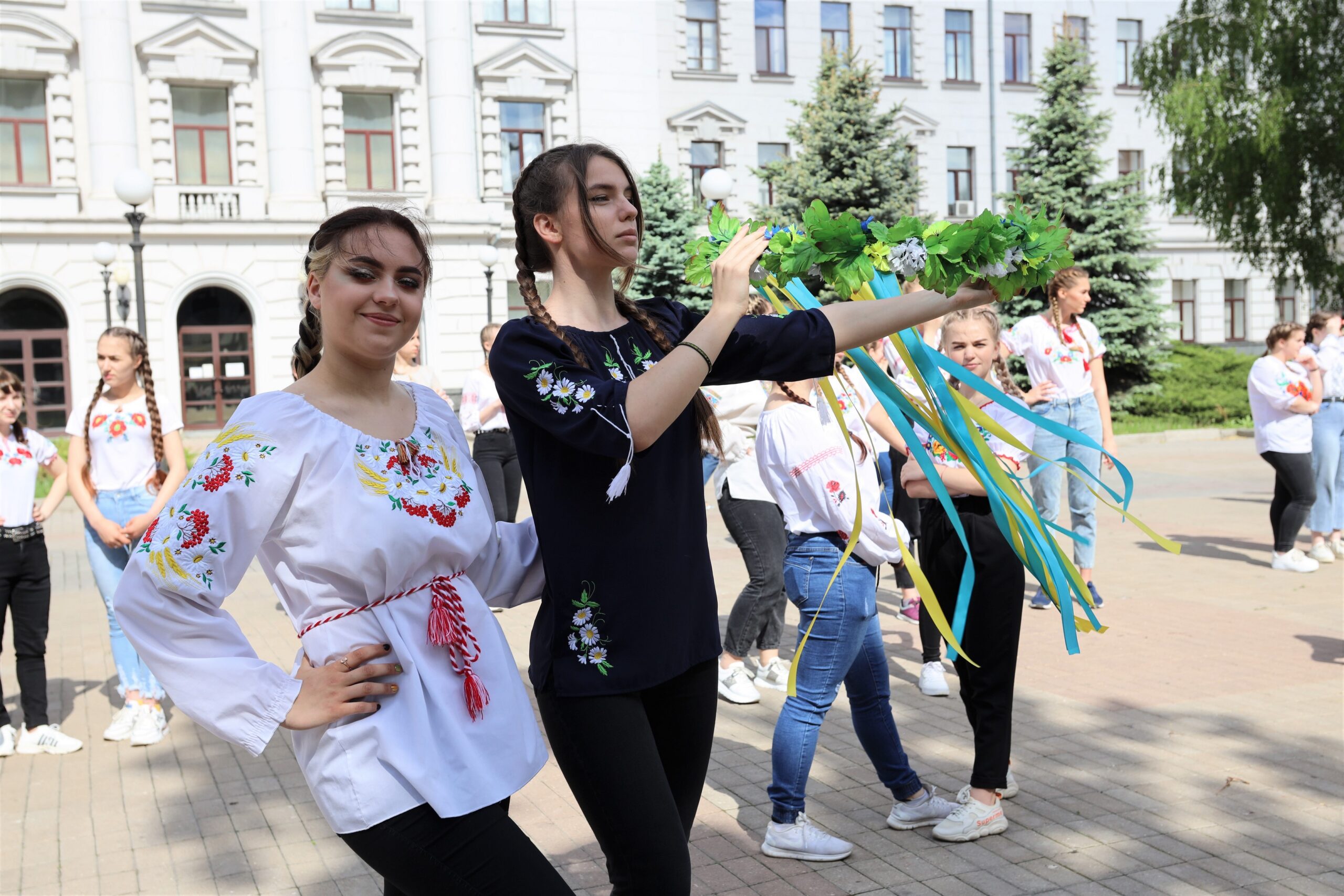 На Днепропетровщине День вышиванки начали с танцевального флешмоба