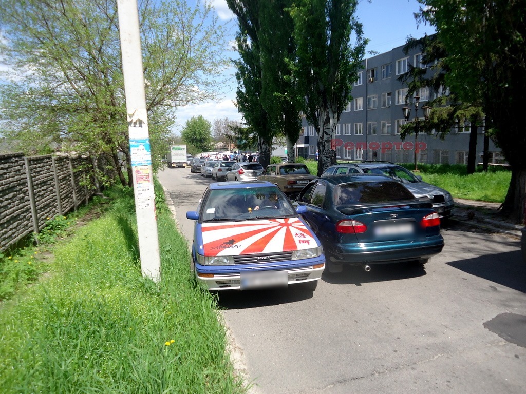 В Каменском на спуске возле МРЭО устроили бардак