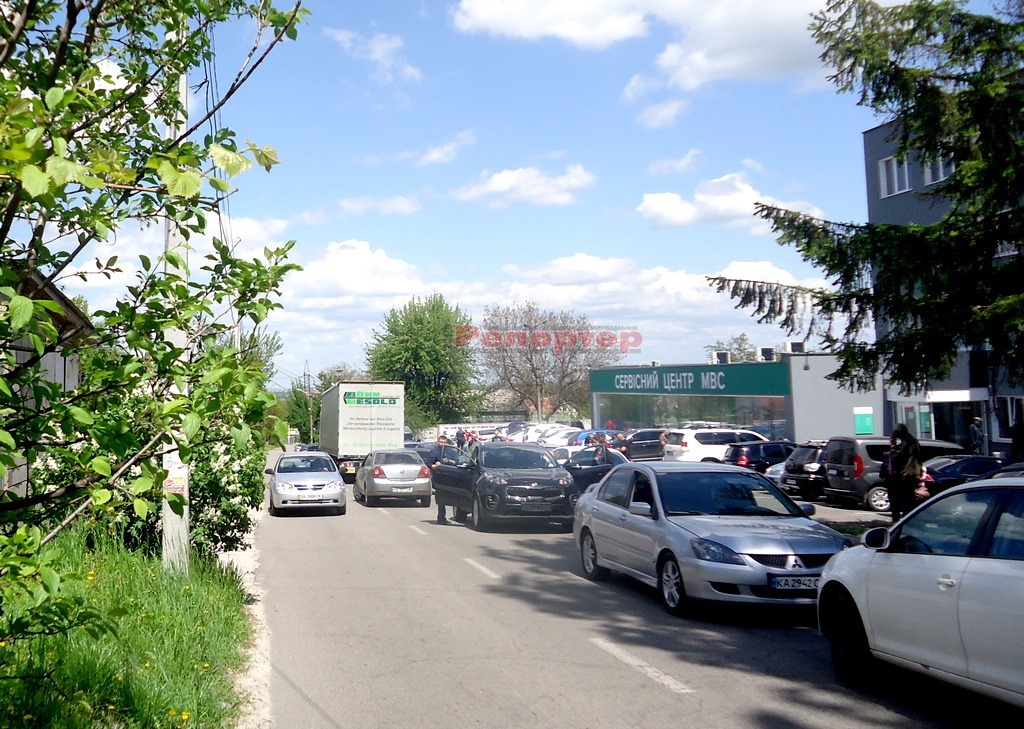 В Каменском на спуске возле МРЭО устроили бардак