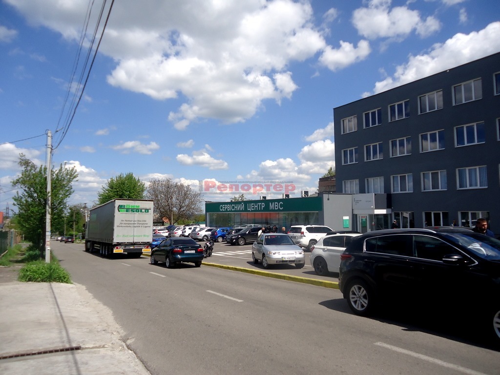 В Каменском на спуске возле МРЭО устроили бардак