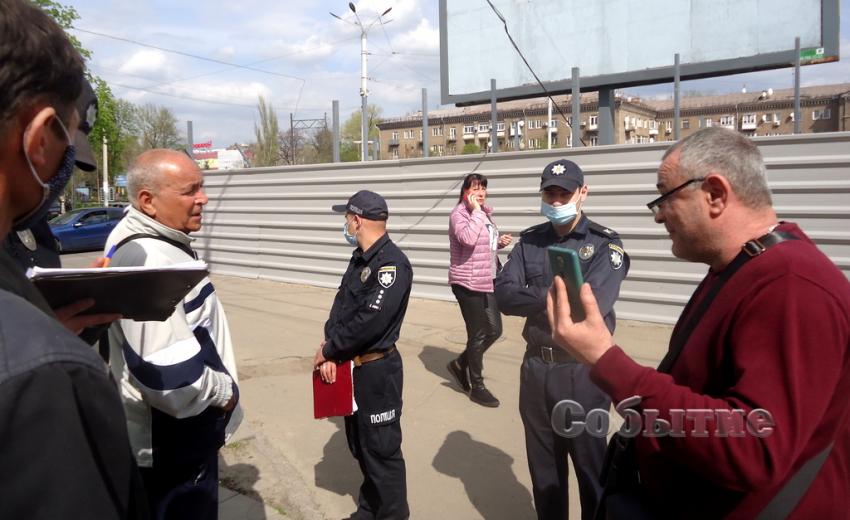 Центральную площадь Каменского превращают в опасную базарную улочку