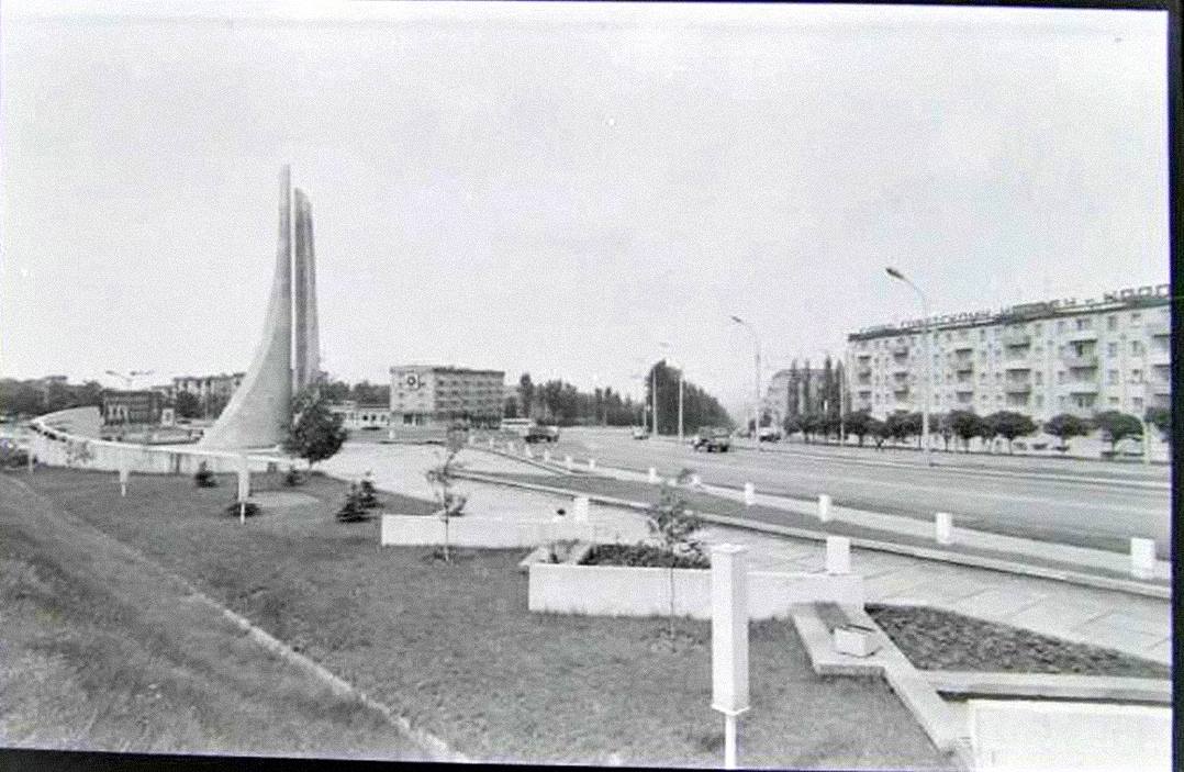 Площадь Освободителей – затертое в памяти героическое место Каменского-Днепродзержинска (старые фото)