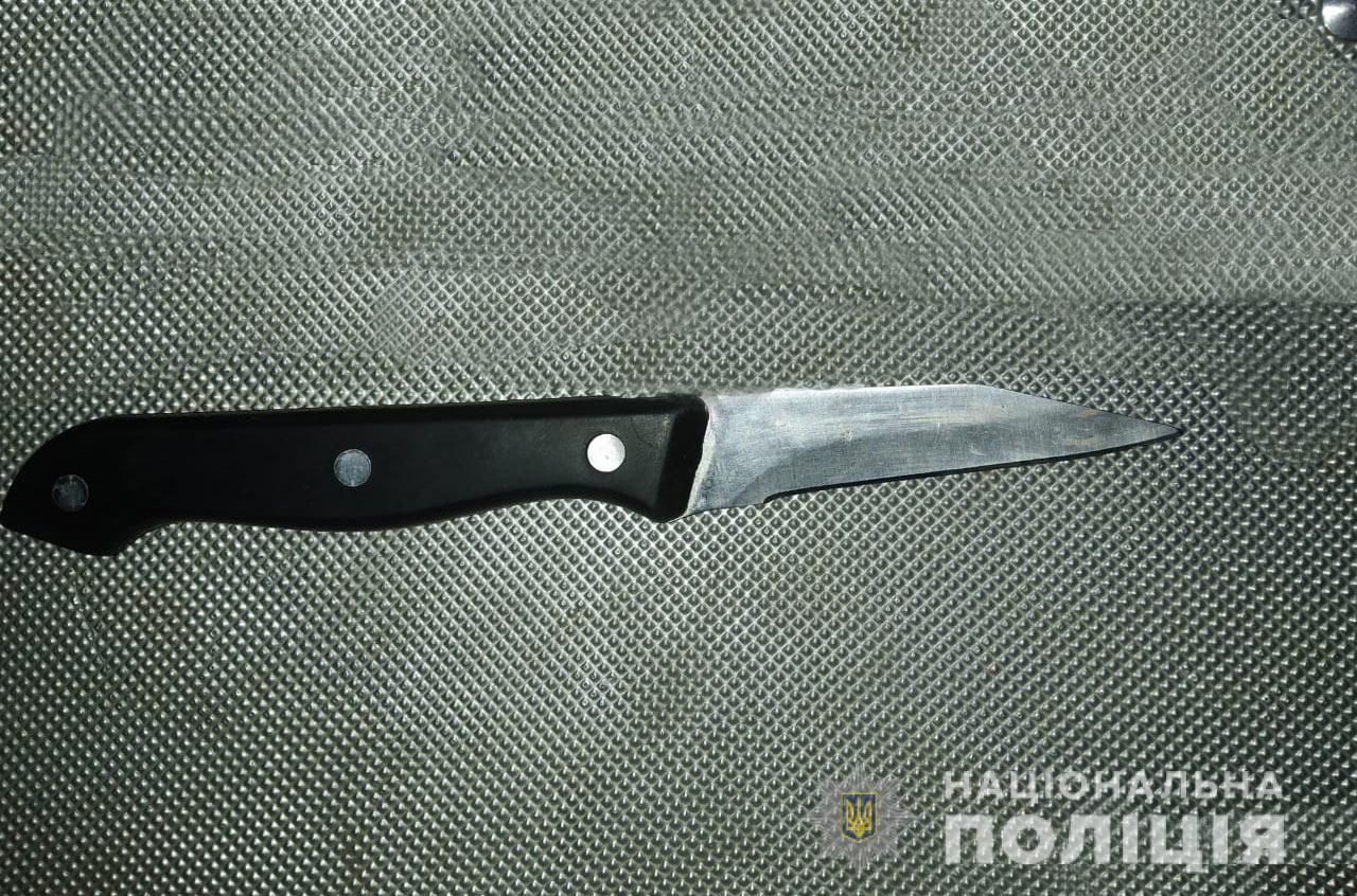 В Каменском парня ранили ножом на улице
