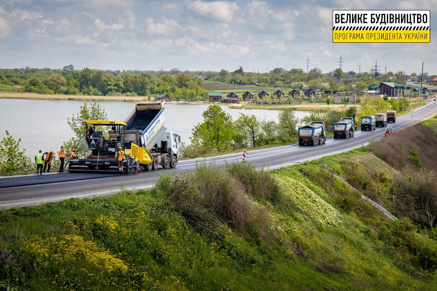 На Днепропетровщине ремонтируют трассу Знаменка-Луганск-Изварино