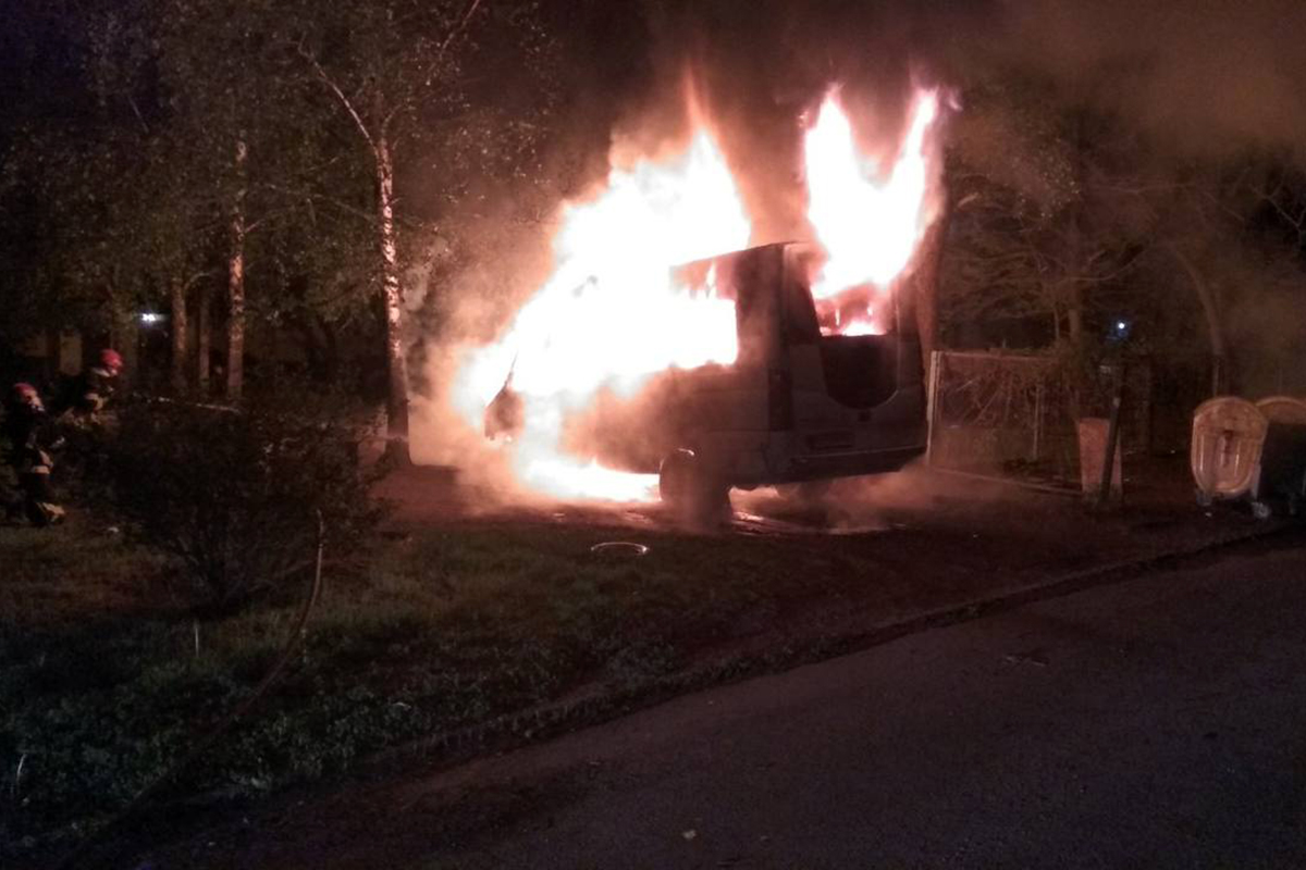 На Днепропетровщине сгорел микроавтобус