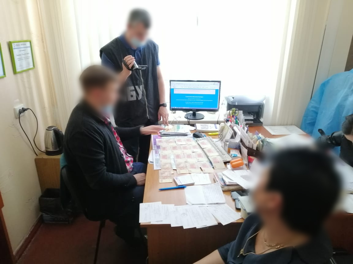 В Днепропетровской области на получении взятки задержан врач