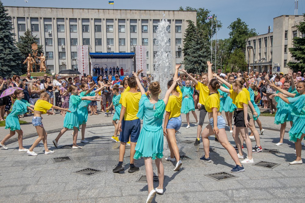 С праздничными торжествами в Царичанке открыли модернизированную центральную площадь. Ее изюминка - новый фонтан. Реконструкцию проводили областным счет. Местных жителей поздравил первый заместитель председателя Днепропетровской ОГА Владимир Орлов.    «Центральную площадь в Царичанке открыли ко Дню Конституции Украины. Пусть радует взрослых и малышей общины. Здесь есть лавочки для отдыха. Дети играют у нового фонтана. Такая картина радует глаз », - отметил Владимир Орлов.  На площади выложили плиткой тротуа