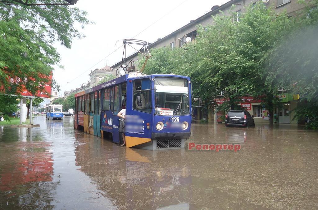 Центр Каменского ушел под воду (фоторепортаж)