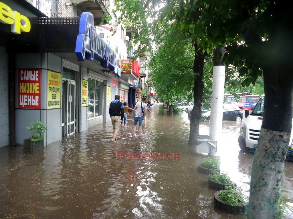 Центр Каменского ушел под воду (фоторепортаж)