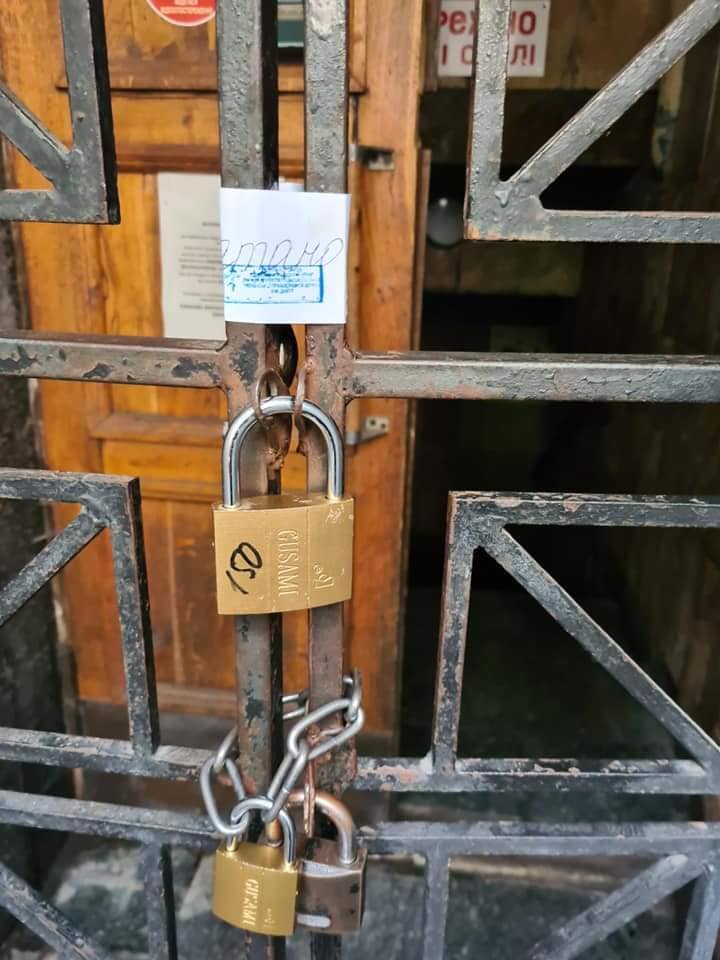 Печати на дверях и замки на воротах: что происходит вокруг Дома органной музыки