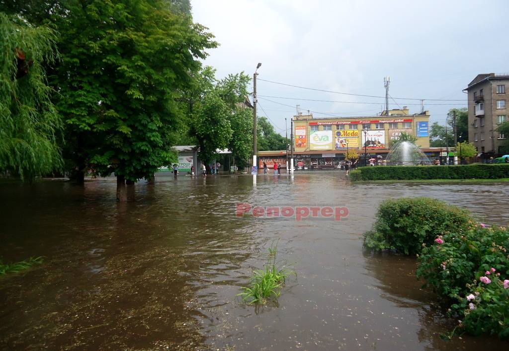 Центр Каменского ушел под воду (фоторепортаж)