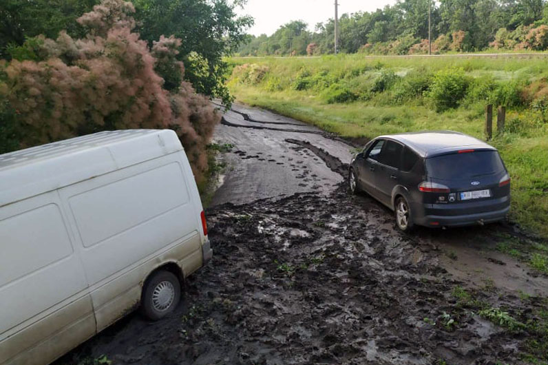 На Днепропетровщине автомобили увязли в грязи