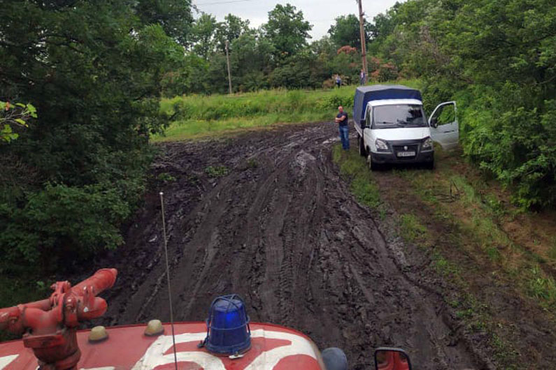 На Днепропетровщине автомобили увязли в грязи