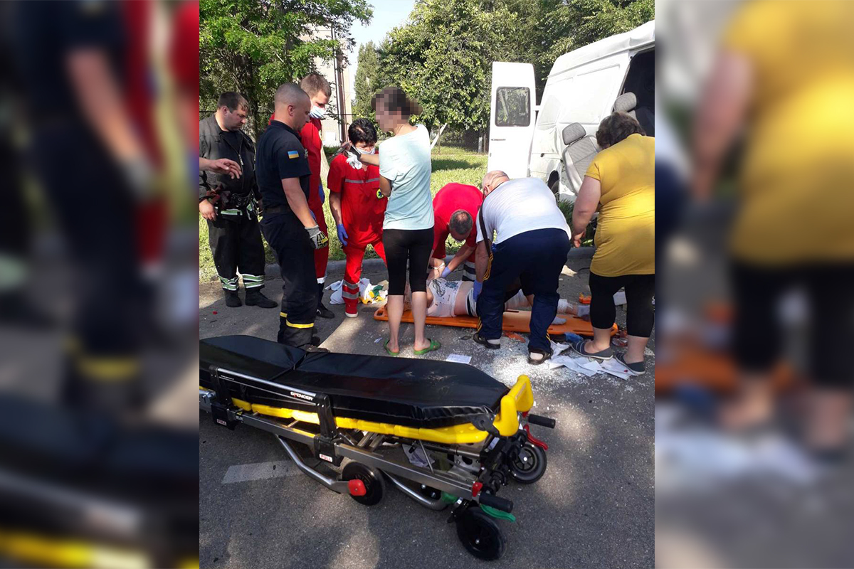 ДТП с участием микроавтобуса на Днепропетровщине: 2 человека погибли, 8 пострадали 