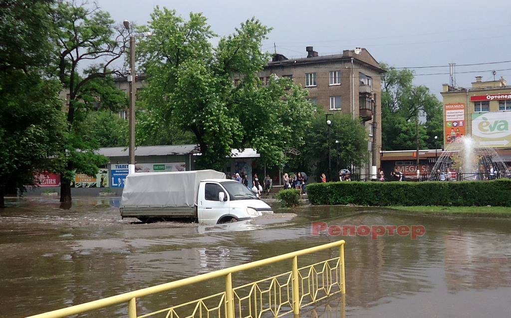 Центр Каменского ушел под воду (фоторепортаж)