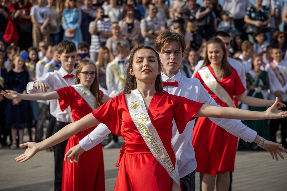 Выпускники Днепропетровщины станцевали вальс на областном фестивале