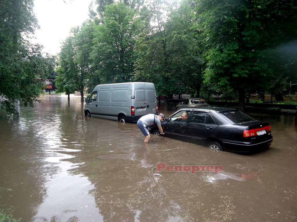 Центр Каменского ушел под воду (фоторепортаж)